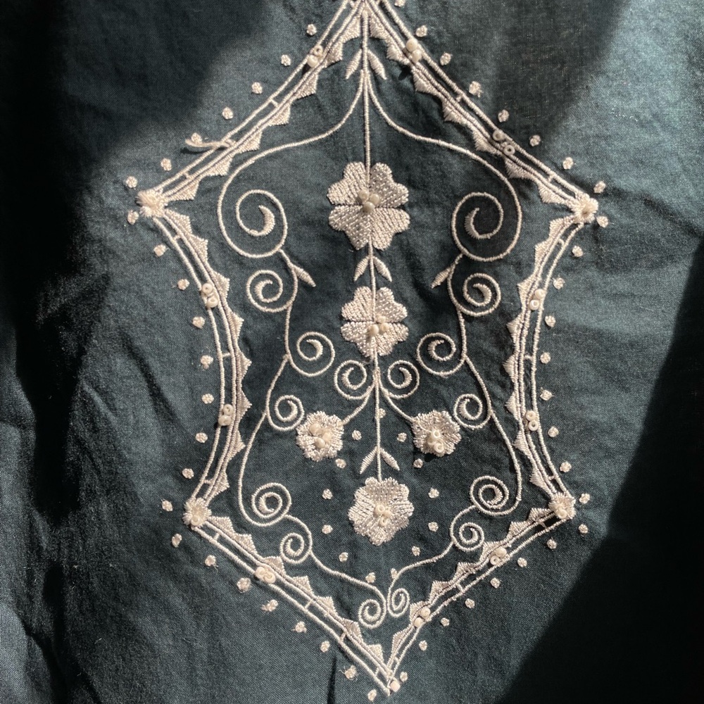 Womens sun river essentials Vneck embroidered cotton top - Picture 6 of 17